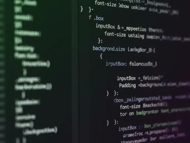Close-up de uma tela exibindo código CSS para estilização web, com foco em classes e propriedades. A imagem está com um filtro de tons verdes e roxos escuros, ilustrando detalhes técnicos de desenvolvimento front-end.