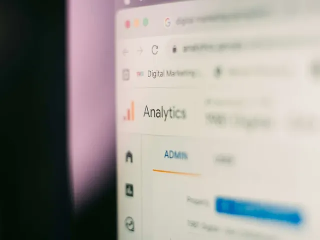 Interface do Google Analytics sendo utilizada por computador simbolizando a busca orgânica.