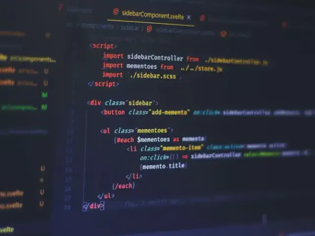 Tela de computador com códigos de programação para desenvolvimento de software