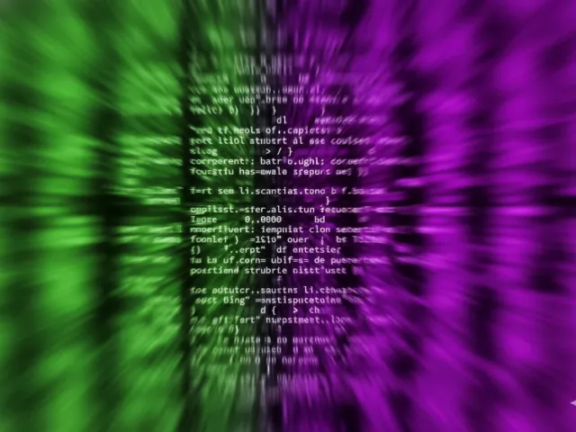 Uma tela exibindo código-fonte em duas colunas; à esquerda, uma estrutura de pastas e arquivos de projeto, à direita, código Ruby on Rails com validações e associações. A imagem está com um filtro de tom verde, realçando o ambiente de desenvolvimento.