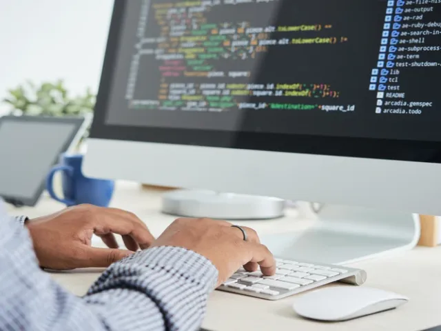 Homem em escritório programando códigos para criar software