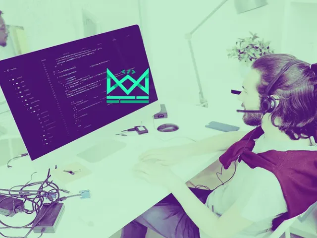 Programador no escritório trabalhando no desenvolvimento de software, com a logomarca da Mestres da Web centralizada.