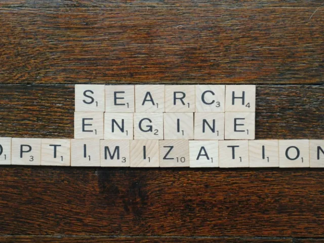 Papeís em uma mesa com letras, juntos formando Search Engine Optimization.
